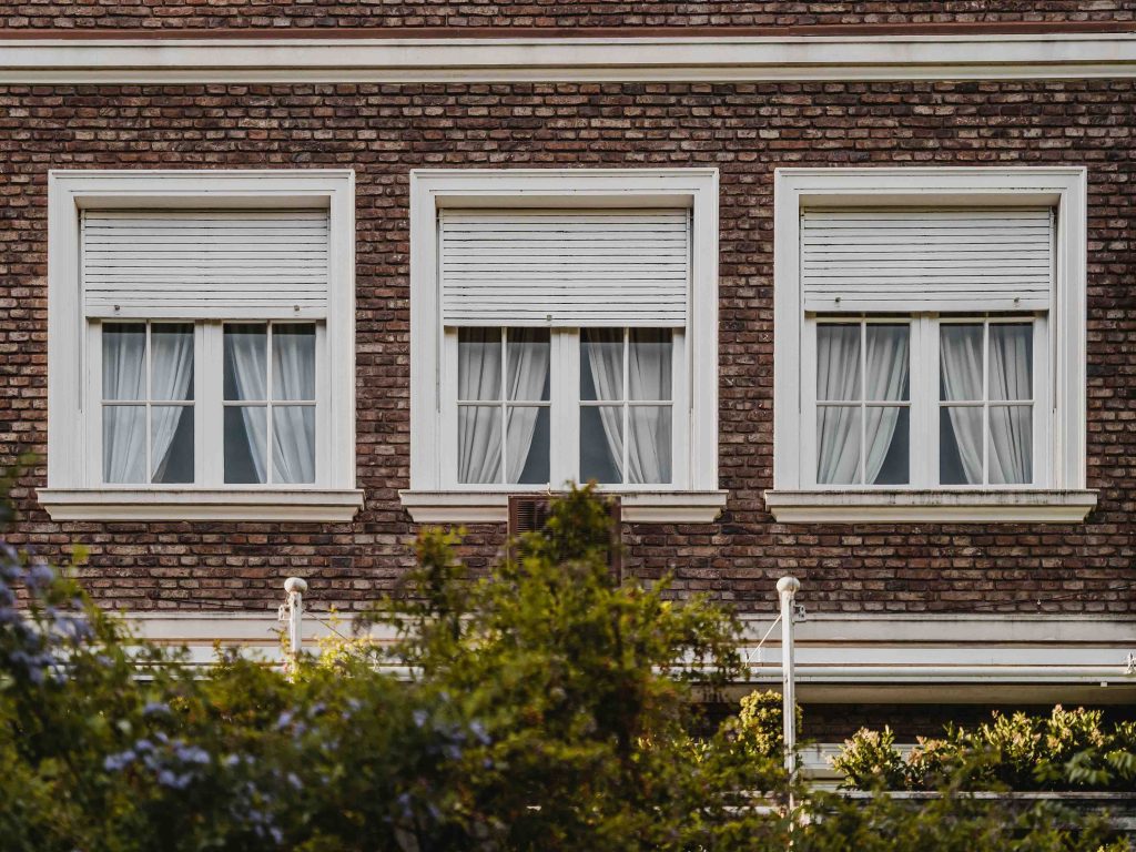 windows-apartment-building-city_op
